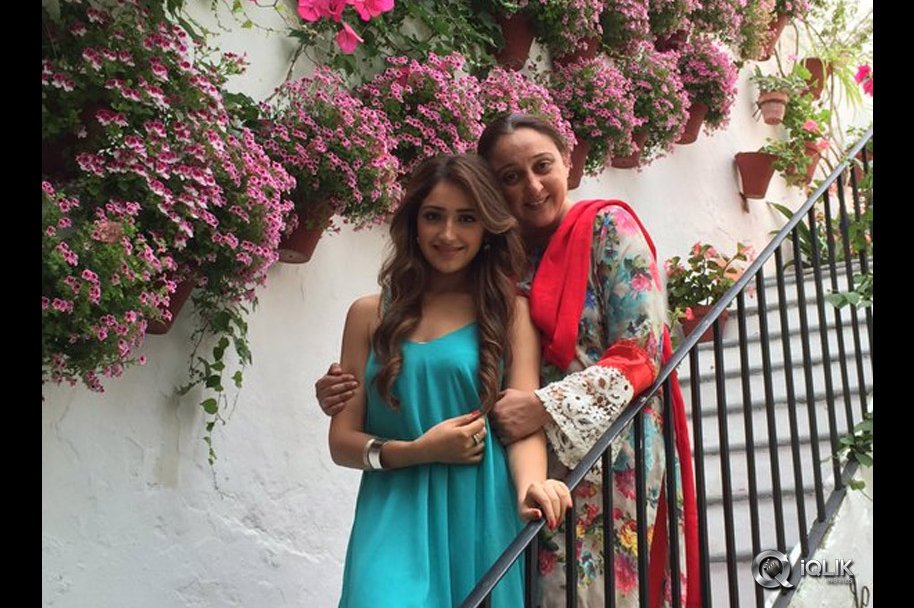 Celebrities-With-Mothers-Exclusive-Photos